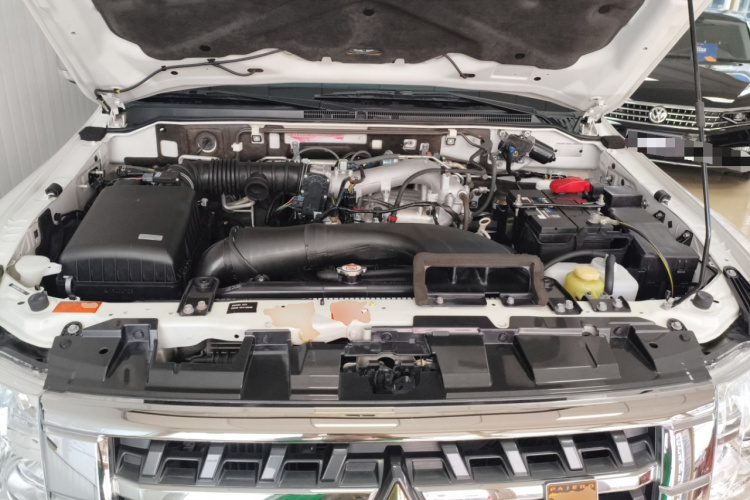 三菱 帕杰罗（平行进口） 机舱底盘24