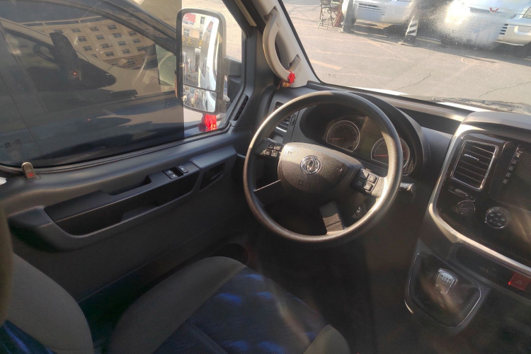 东风御风 御风 2021款 2.0T动力王前驱物流车长轴中顶6-9座国VI ZD20中控内饰7002