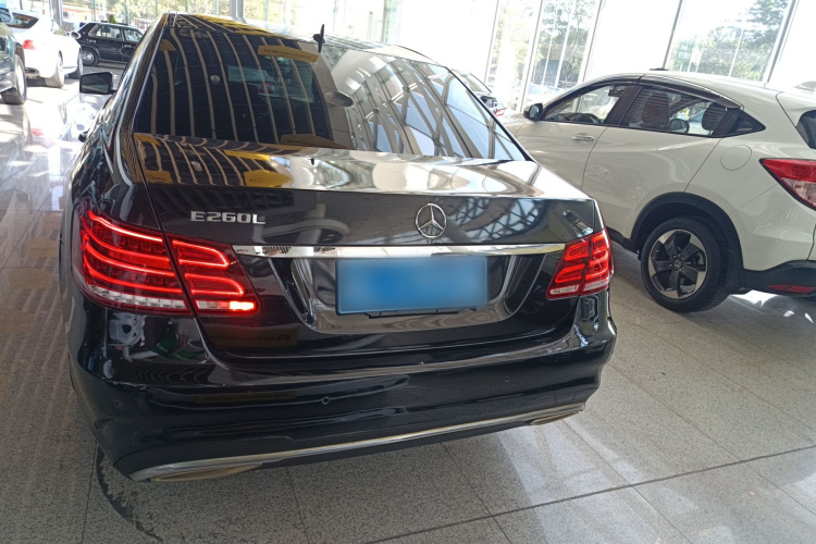 奔驰E级 2015款 改款 E 260 L 运动型车身外观6