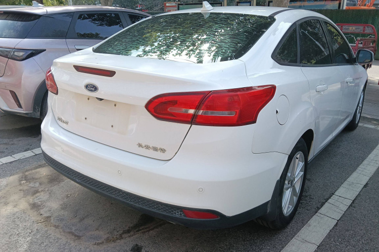 福特 福克斯 2017款 三厢 1.6L 自动风尚型智行版车身外观7