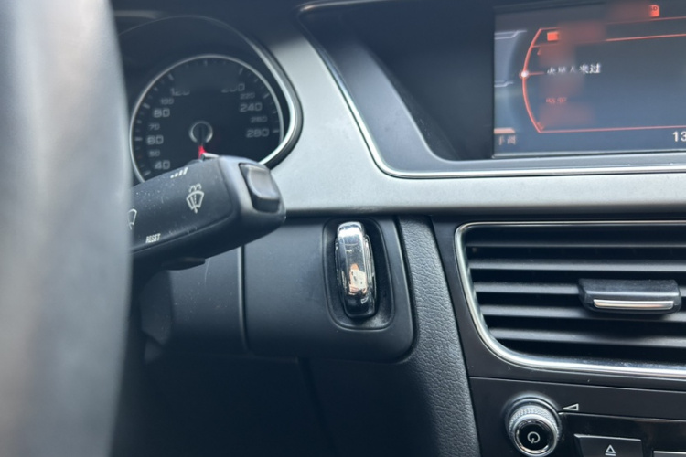 奥迪A4L 2013款 35 TFSI 自动标准型中控内饰7002