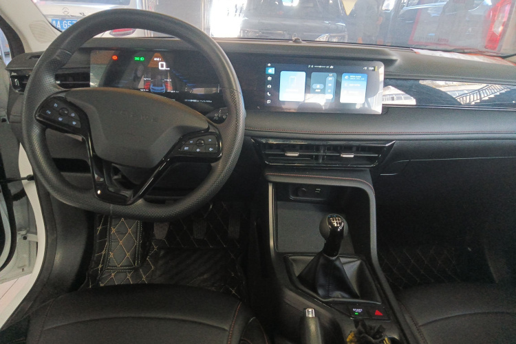 荣威i5 2023款 1.5L 手动舒享版中控内饰12