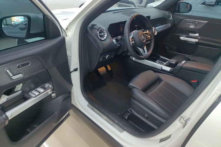 奔驰GLB 2023款 GLB 220 时尚型中控内饰7003