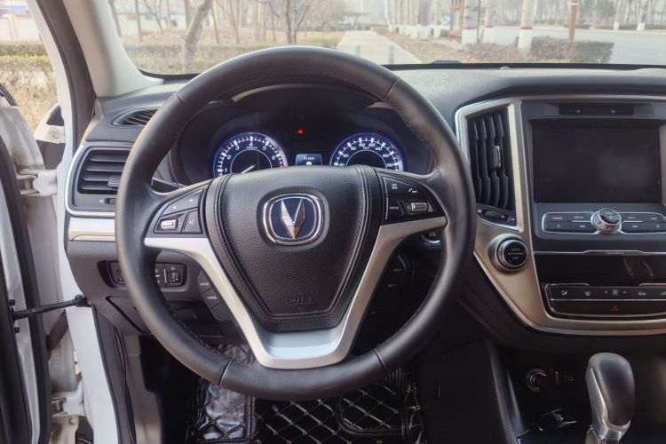 长安CS95 2017款 2.0T 两驱智途版局部细节13