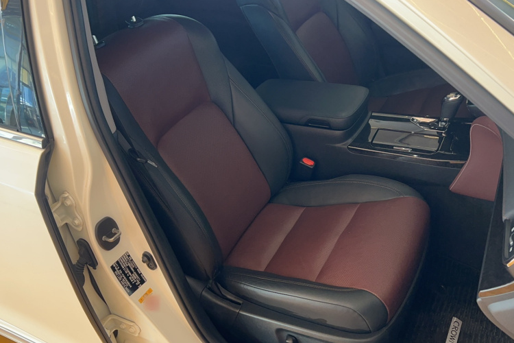 丰田 皇冠 2018款 2.0T 运动版局部细节41