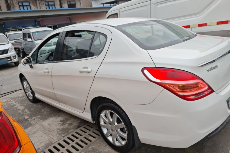 标致308 2014款 乐享版 经典 1.6L 手动优尚型车身外观4