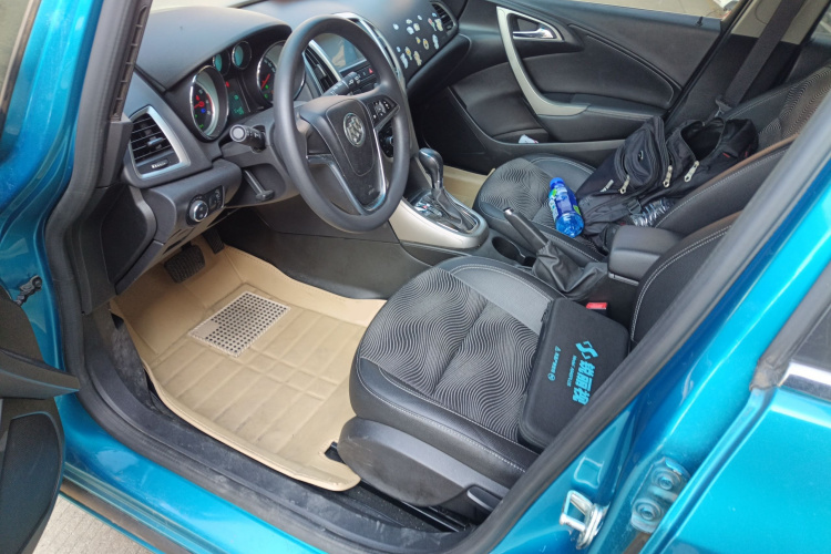 别克 英朗 2014款 XT 1.6L 自动时尚版中控内饰19