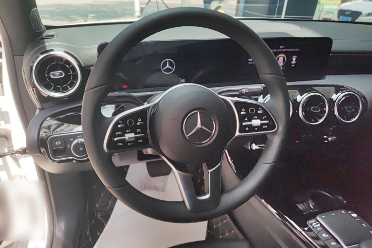 奔驰A级 2021款 A 200 L 运动轿车动感型局部细节13