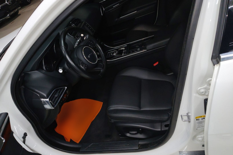 捷豹XEL 2018款 2.0T 200PS 精英版中控内饰19