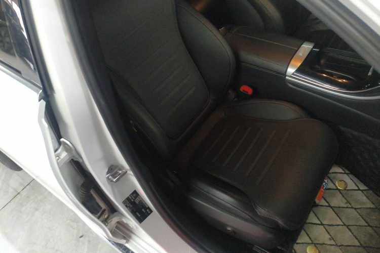 奔驰C级 2023款 C 200 L 运动版局部细节41