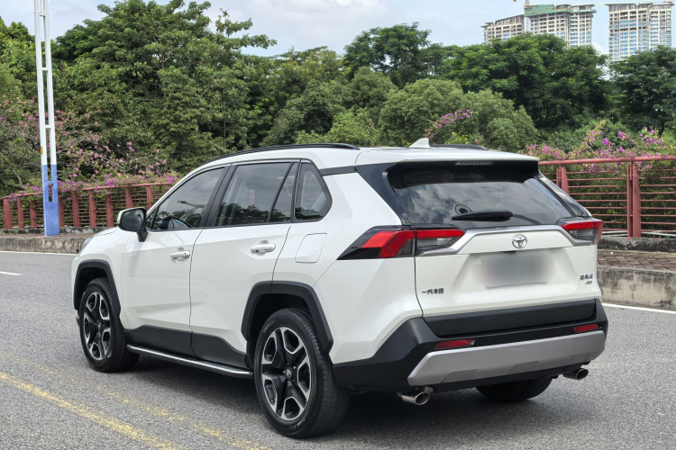 丰田 RAV4荣放 2020款 2.0L CVT四驱尊贵版车身外观6004