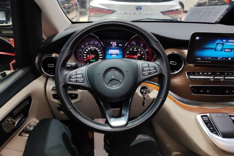 奔驰V级 2022款 V 260 尊贵版局部细节13