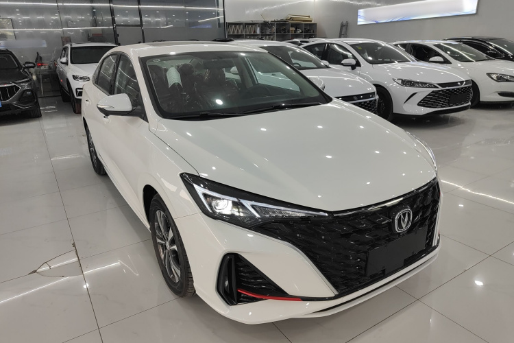 长安 逸动 2025款 PLUS 1.4T 双离合高能版车身外观3