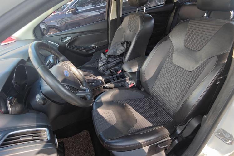 福特 福克斯 2018款 三厢经典 EcoBoost 125 自动超能风尚型智行版中控内饰19