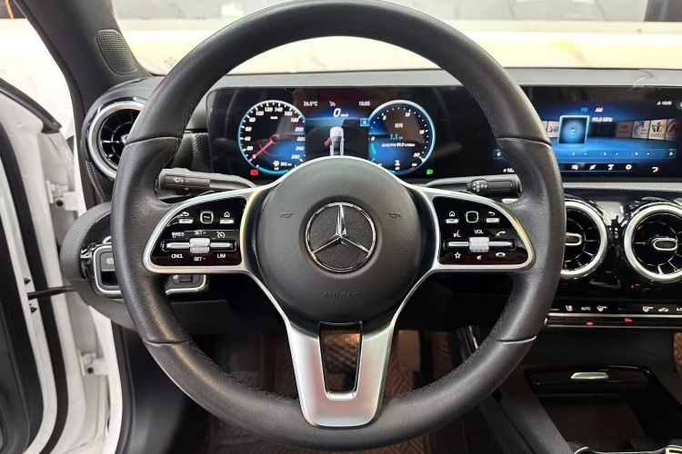 奔驰A级 2022款 改款 A 200 L 运动轿车动感型中控内饰7003