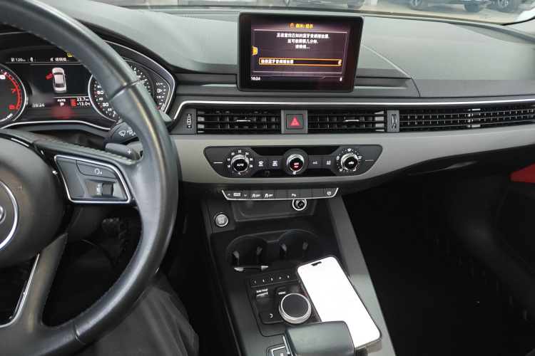 奥迪A4L 2019款 40 TFSI 进取型 国VI中控内饰7002