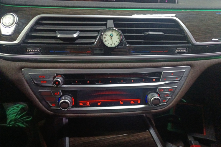 宝马7系 2018款 730Li 领先型 卓越套装局部细节16