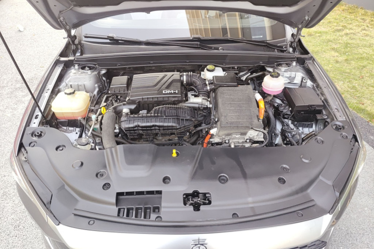 比亚迪 秦PLUS 2023款 冠军版 DM-i 55KM领先型机舱底盘24