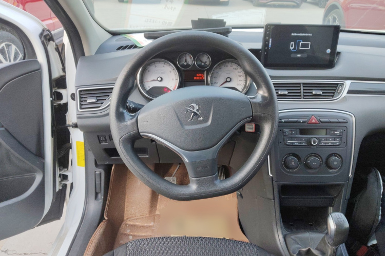 标致308 2014款 乐享版 经典 1.6L 手动优尚型中控内饰13