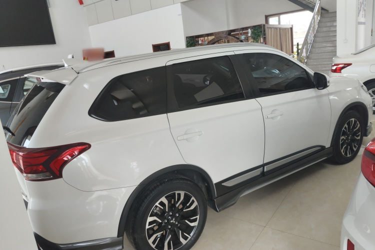 三菱 欧蓝德 2020款 2.0L 两驱畅享版 5座车身外观7