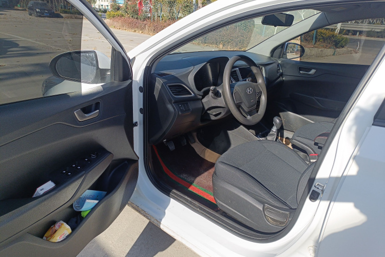 现代 悦纳 2016款 1.4L 手动炫酷版GLS中控内饰7003