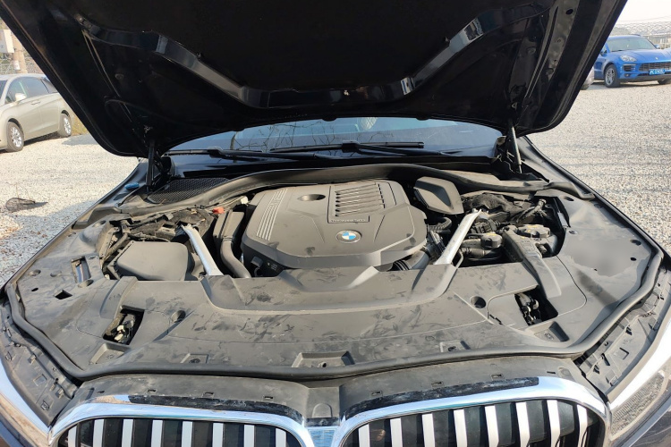 宝马7系 2019款 改款 740Li 领先型 M运动套装机舱底盘24