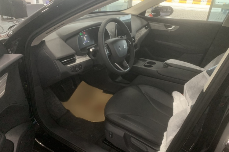 红旗E-QM5 2025款 500km 出行版中控内饰7003