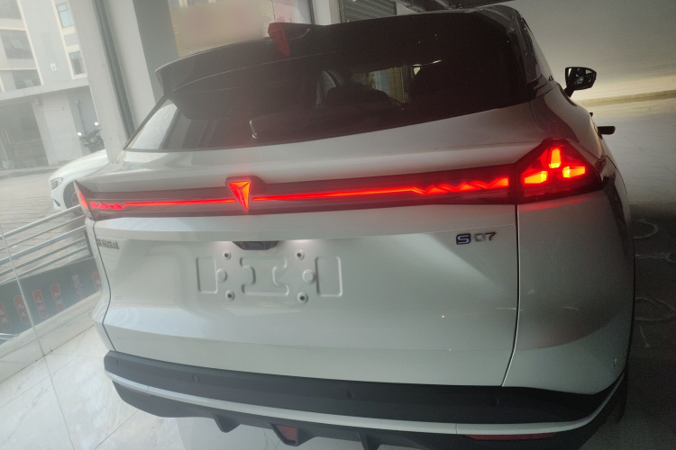 深蓝汽车 深蓝S07 2026款 300Ultra 华为乾崑ADS SE版车身外观6