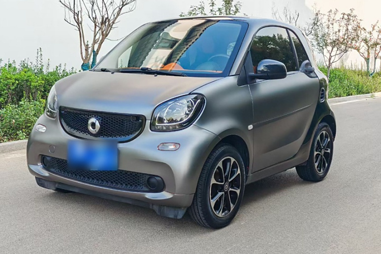 smart fortwo 2015款 1.0L 52千瓦硬顶激情版车身外观1