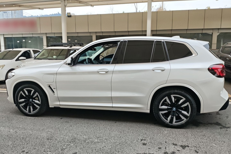 宝马iX3 2024款 领先型车身外观4