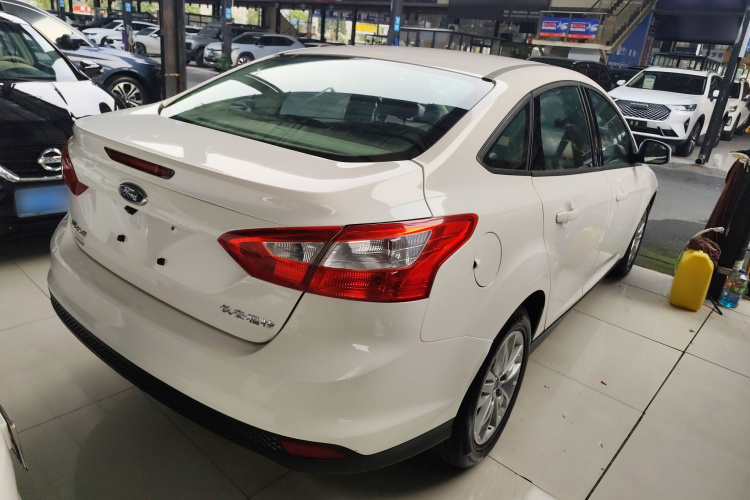 福特 福克斯 2012款 三厢 1.6L 自动舒适型车身外观7