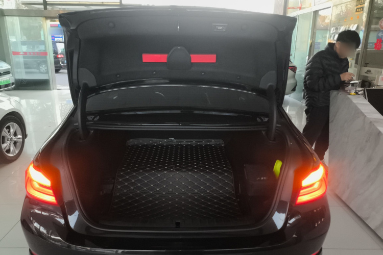 宝马5系新能源 2019款 改款 530Le 豪华套装机舱底盘23