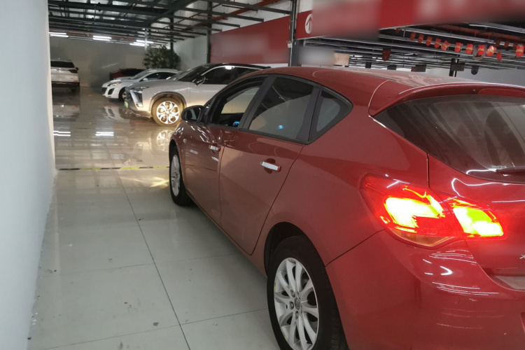 别克 英朗 2014款 XT 1.6L 自动时尚版车身外观4