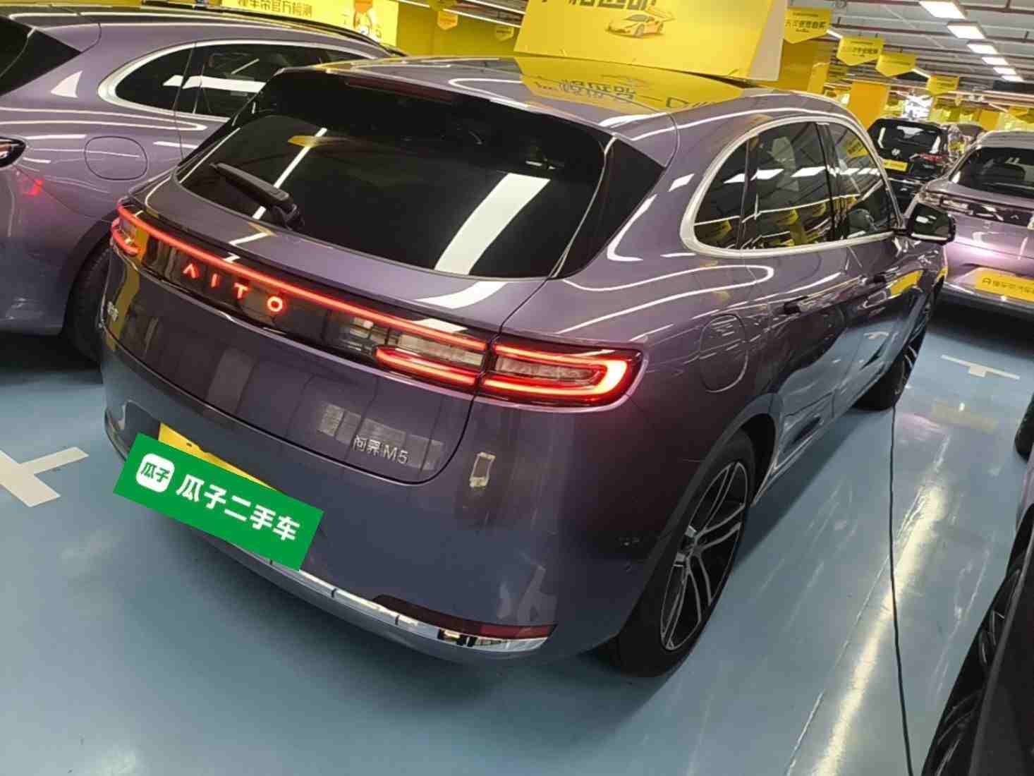 车辆右后45度外观展示