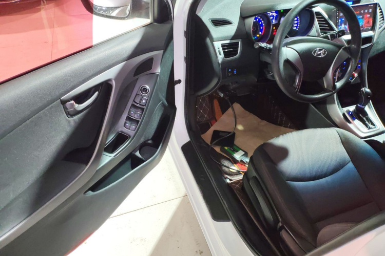 现代 朗动 2015款 1.6L 自动时尚型中控内饰20