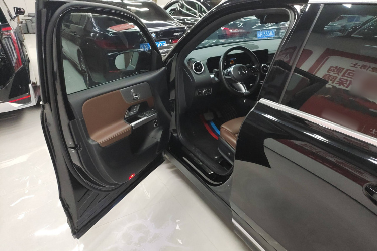 奔驰GLB 2024款 GLB 200 动感型中控内饰20