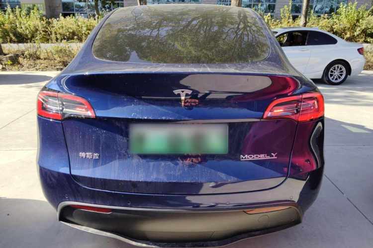 特斯拉 Model Y 2022款 长续航全轮驱动版车身外观6