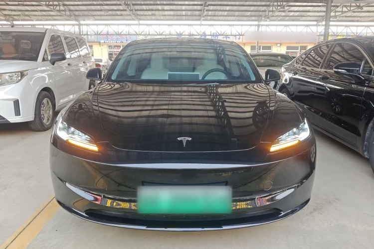 特斯拉 Model 3 2023款 长续航全轮驱动版车身外观2