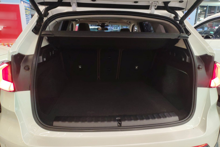 宝马X1 2024款 sDrive25Li X设计套装机舱底盘23