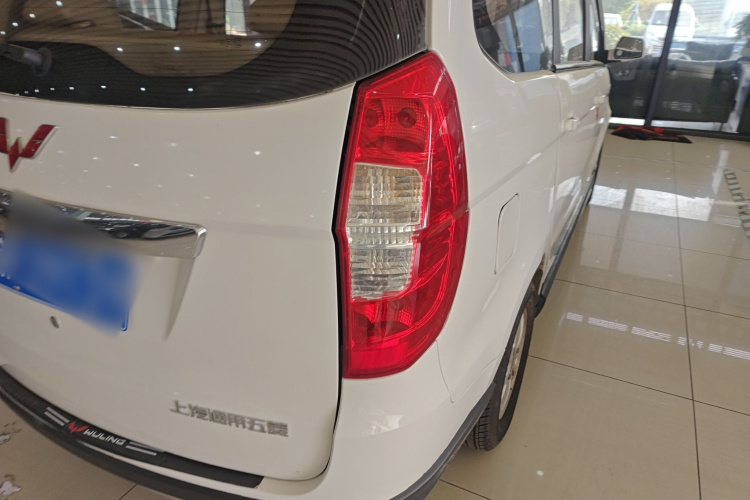 五菱汽车 五菱宏光 2014款 1.2L S舒适型国IV车身外观9