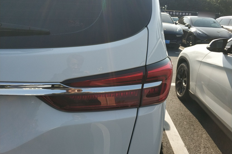 别克GL8 2023款 陆上公务舱 舒适型车身外观6006