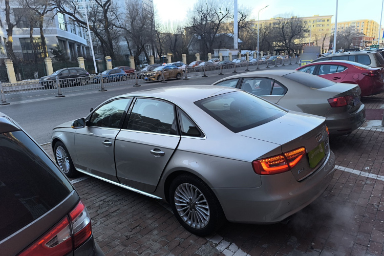 奥迪A4L 2016款 35 TFSI 典藏版 自动标准型车身外观4