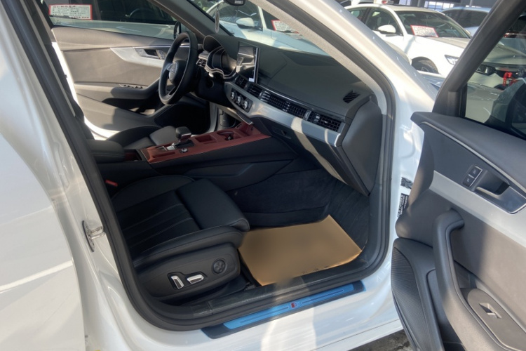 奥迪A4L 2024款 40 TFSI 时尚动感型中控内饰7010
