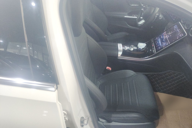 奔驰C级 2023款 C 200 L 运动版局部细节41