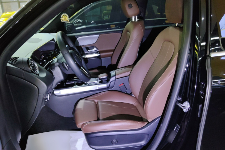 奔驰GLB 2021款 GLB 200 动感型中控内饰19