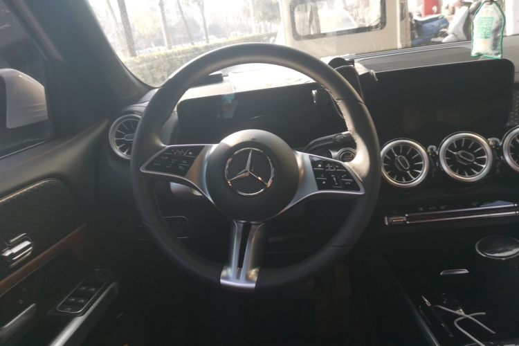 奔驰GLB 2025款 GLB 220 动感型中控内饰13