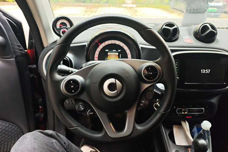 smart fortwo 2016款 0.9T 66千瓦硬顶先锋版中控内饰13