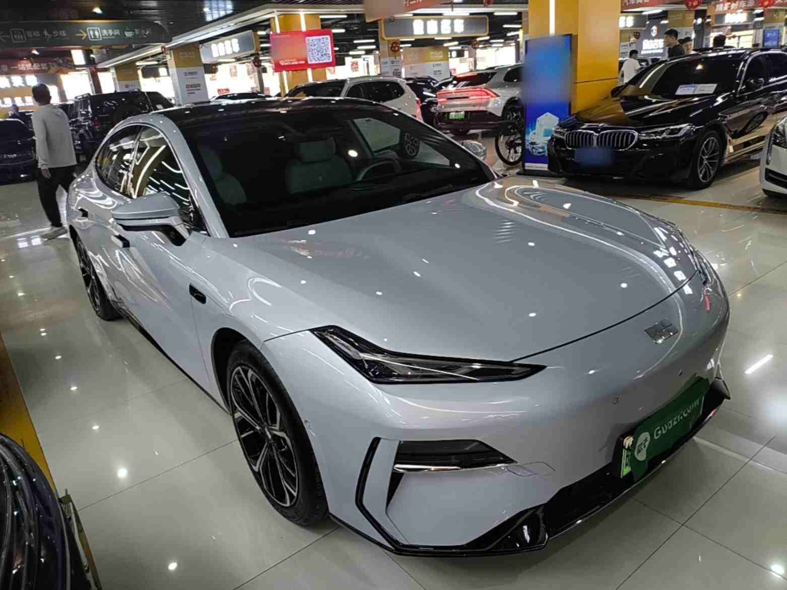 车辆右前45度外观展示