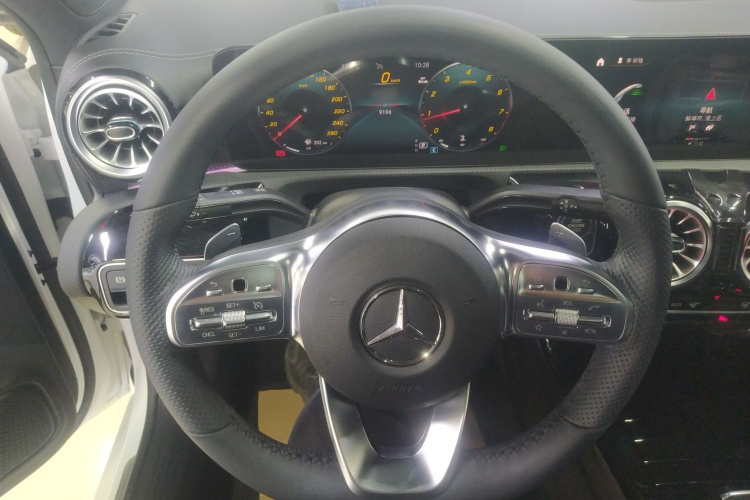 奔驰A级 2022款 改款三 A 200 L 运动轿车时尚型中控内饰13