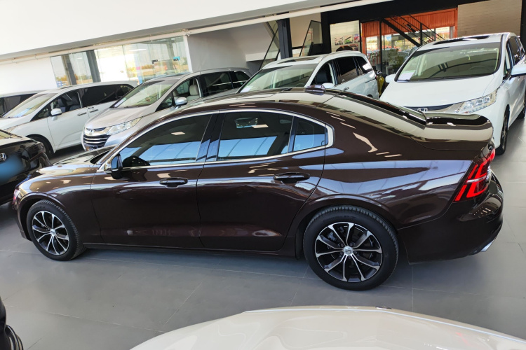 沃尔沃S60 2020款 T4 智逸豪华版车身外观4